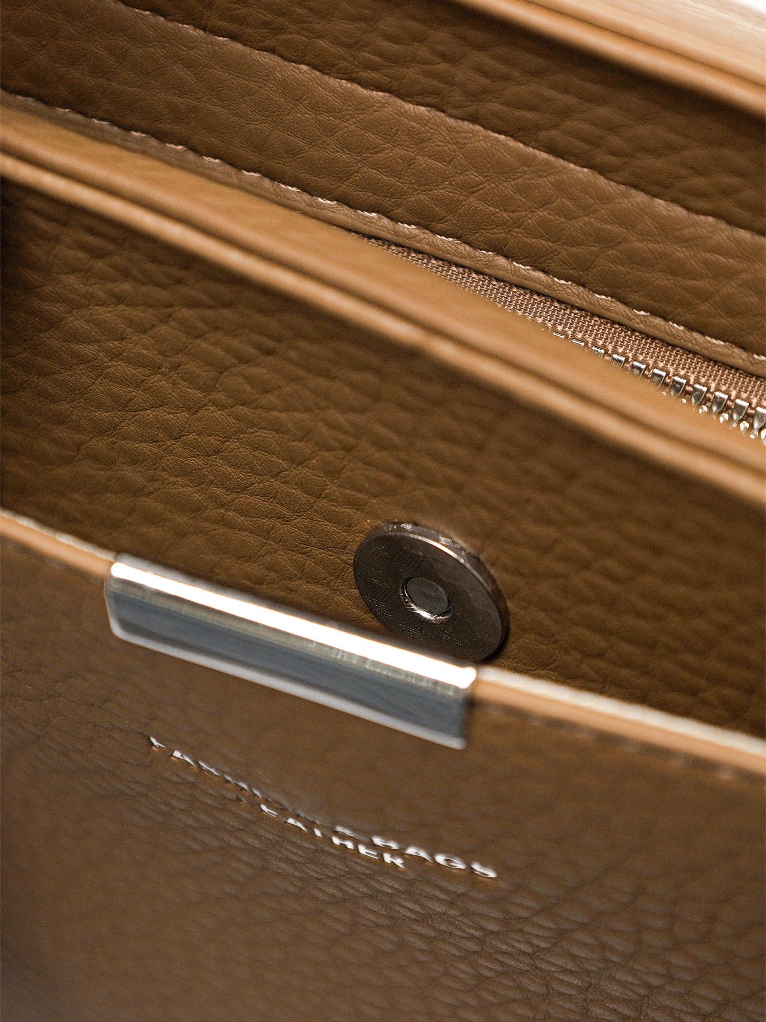 Сумка-тоут с декоративным брелком в ассортименте